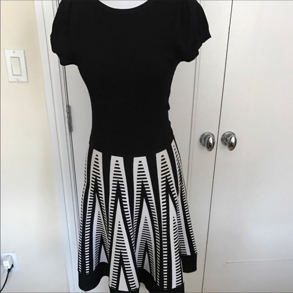 NWT-Alice + Olivia B&W Geometric Print Fit Knit - Picture 3 of 6